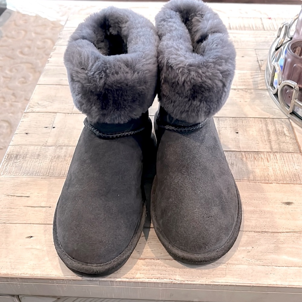 Gray Abby sheep skin Bearpaws  like new!us sz9 I wear 81/2 fit me